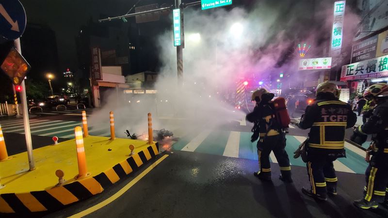 電動機車路中間起火,消防隊出動3車7人到場灌救。(圖/翻攝畫面)