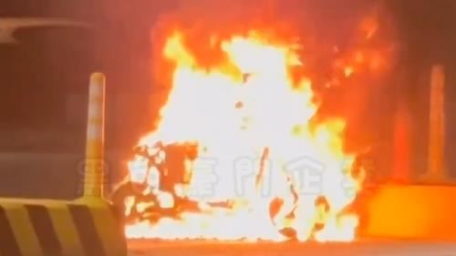 電動機車騎一半冒煙起火!燒成火球畫面曝