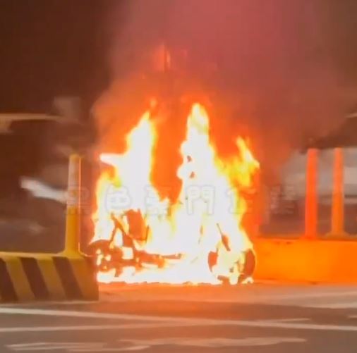 台中二手電動機車行駛途中突然冒煙,隨後在路中間燒成火球。(圖/翻攝自黑色豪門企業)