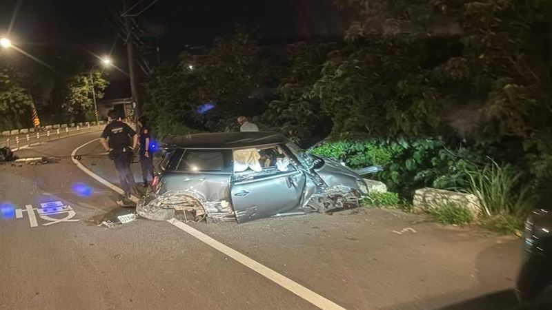 新／酒駕失控自撞　MINI「整顆心臟」噴出