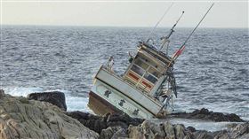 澎湖花嶼港口今天（3日）清晨一艘漁船觸礁擱淺，海巡人員登船查看後，發現陳姓船長（71歲）陳屍在船舶後方，詳細死因仍待調查釐清。