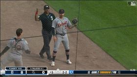 ▲老虎捕手和三壘手完成接力接殺。（圖／翻攝自MLB官網）