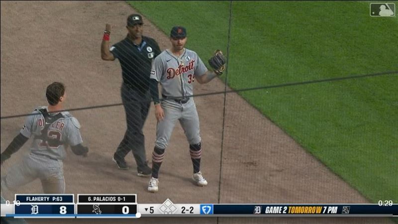 老虎捕手和三壘手完成接力接殺。（圖／翻攝自MLB官網）