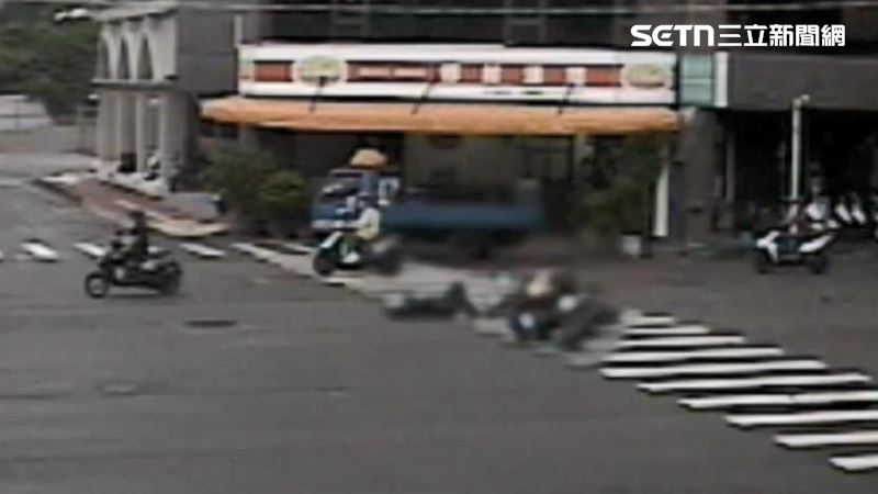 台中71歲男騎機車變換車道出車禍，傷重不治。（圖／翻攝畫面）