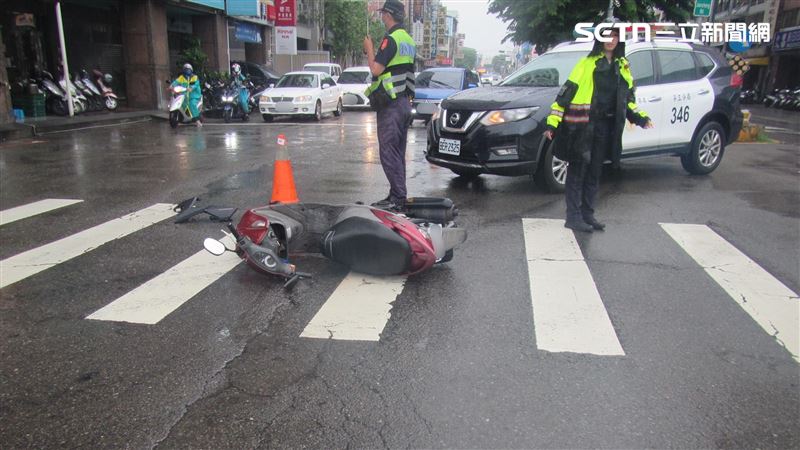 71歲男騎車變換車道與同向騎士碰撞，摔車後傷重不治。（圖／翻攝畫面）
