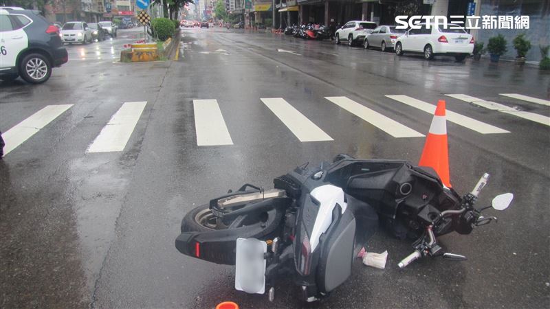 71歲男騎車變換車道與同向騎士碰撞，摔車後傷重不治。（圖／翻攝畫面）