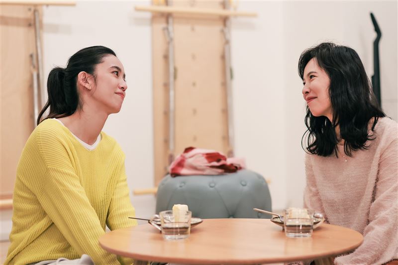 天心（右）與陳庭妮在《慶祝》中談心。（圖／寬想國際娛樂提供）