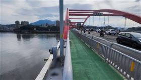 新北市八里區關渡橋今天（3日）清晨發生一起意外事件，一名黃姓男子（59歲）因心情低落，傳訊給前妻並附上一張海景照片，警消人員獲報後，於關渡橋上發現黃男遺落的背包，初判黃男疑似墜橋落水，已出動船艇搜救中。