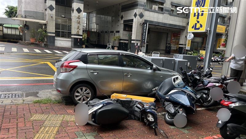 69歲婦等柵欄1分鐘　用1秒開車撞毀倒8車