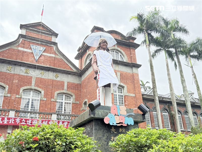 黎晉誠希望透過「Ruby 蔣」,讓轉型正義有第三條路,也希望透過這樣具挑戰性但不具攻擊性的創意,觸發更多關於性別表現與校園文化的思考。(圖/記者李育道攝影)