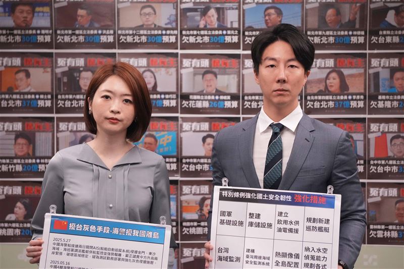 民進黨今(3)日由發言人吳崢、韓瑩召開「特別條例強化國土安全,就是藍白擋預算!」記者會。(圖/民進黨提供)