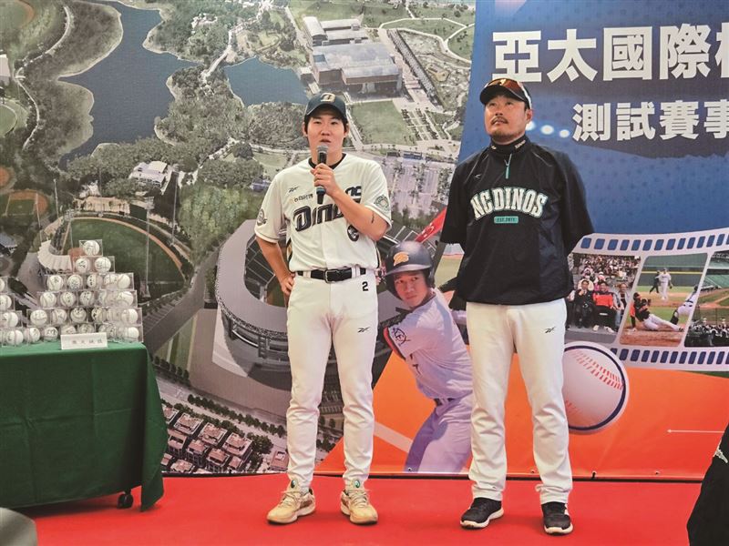 韓國恐龍隊李昊俊教練與朴珉宇選手(由右至左),開心分享今年來臺南春訓感想,以及使用成棒主球場設施心得。(圖/臺南市政府體育局提供)