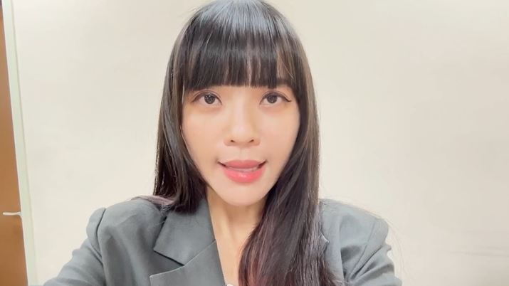女星聶詩芸拍片炫耀從中國帶零食返台，其中一樣疑似「胚胎蛋」。對此，黃捷表示防檢局正在查。（圖／翻攝畫面）