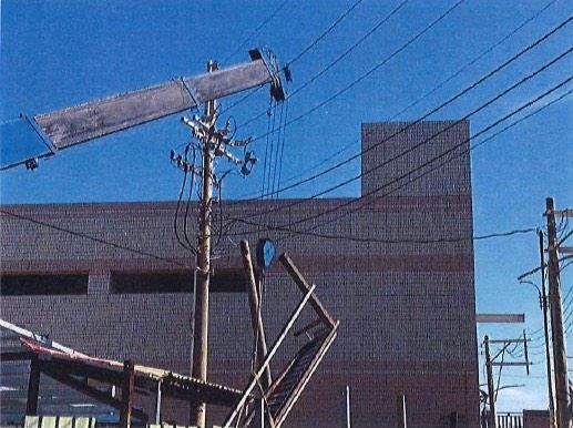 吊掛廢鐵時勾到電纜,曹男遭電擊全身多處傷,送醫不治。(圖/翻攝畫面)