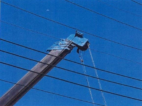 吊掛廢鐵時勾到電纜,曹男遭電擊全身多處傷,送醫不治。(圖/翻攝畫面)