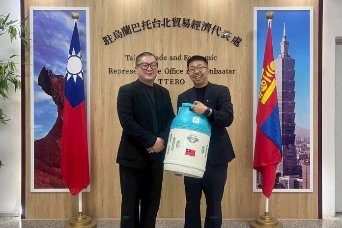 為了替國產複材桶找活路，德宇只能帶著產品遠赴蒙古，要將產品推銷到國際上。林孝威在駐烏蘭巴托貿易經濟代表處的合照。（圖／德宇複材提供）