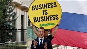 綠色和平組織（Greenpeace）從一座巴黎蠟像館偷走法國總統馬克宏的蠟像，並放於俄羅斯大使館前。（圖／路透社／達志影像）