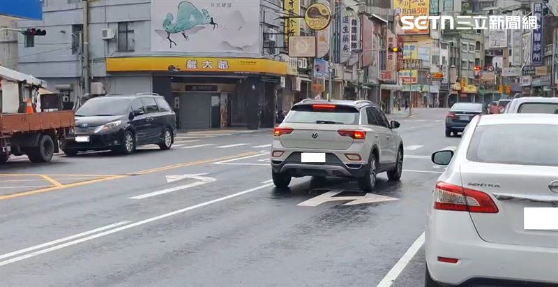 苗栗市為公路,5月中新劃設7處「偏心式左轉車道」,有民眾短短一公里,被檢舉了6次違規,半個月來一共開出50張罰單,縣長表示將由縣府全部埋單。(圖/翻攝畫面)