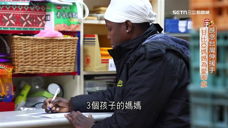 杜莉莎（圖）來自西非甘比亞來台定居，除了是3個孩子的媽媽，還成為關愛之家的行政人員