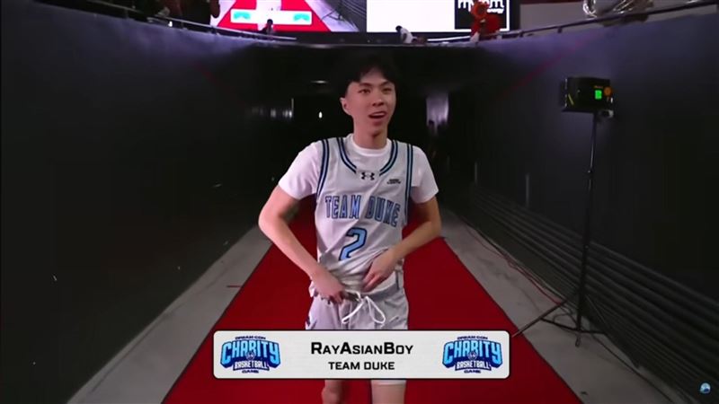 最強高中生Ray受邀赴美國休士頓的一個慈善有籃球賽,瘋狂飆進三分球,主播激喊「From Taiwan」!現場嗨翻!(圖/翻攝自Youtube@RayAsianBoy Live)