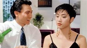 陳法蓉（右）在《賭俠》系列電影中飾演冰山美人「龍九」，曾拒絕劉德華追愛。（圖／翻攝自微博）