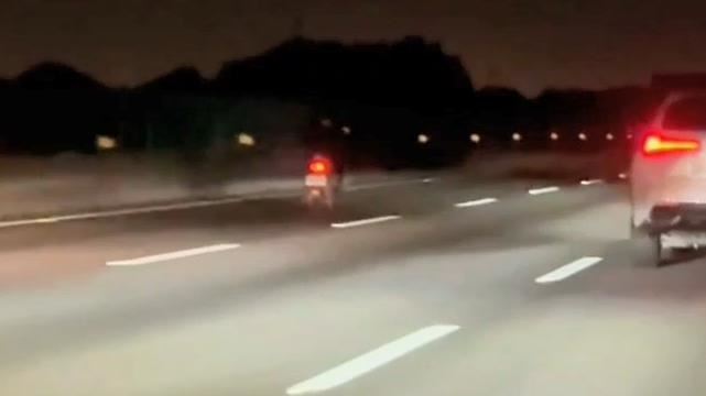67歲男子深夜騎車闖國道，沒戴安全帽還沿路蛇行狂飆。（圖／翻攝自社會事新聞影音）
