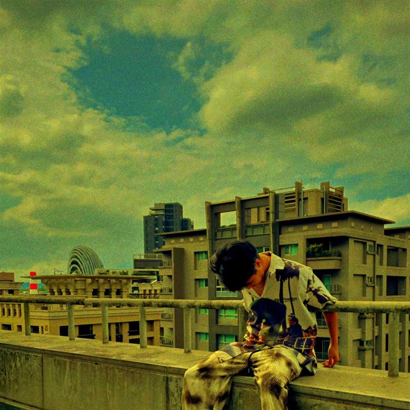 〈反正我沒差〉歌詞以屁孩視角唱出原本只是玩玩的關係。（圖／張恒琪工作室提供）