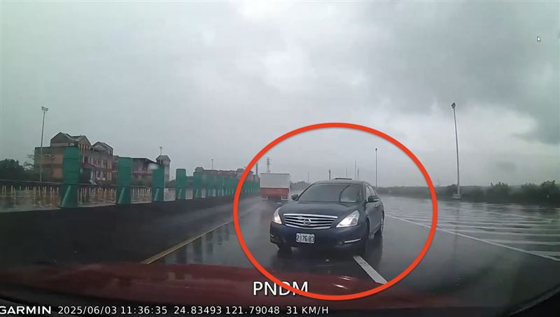 88歲黃姓老翁無照開車，逆向上了國道5肇事。（圖／翻攝畫面）