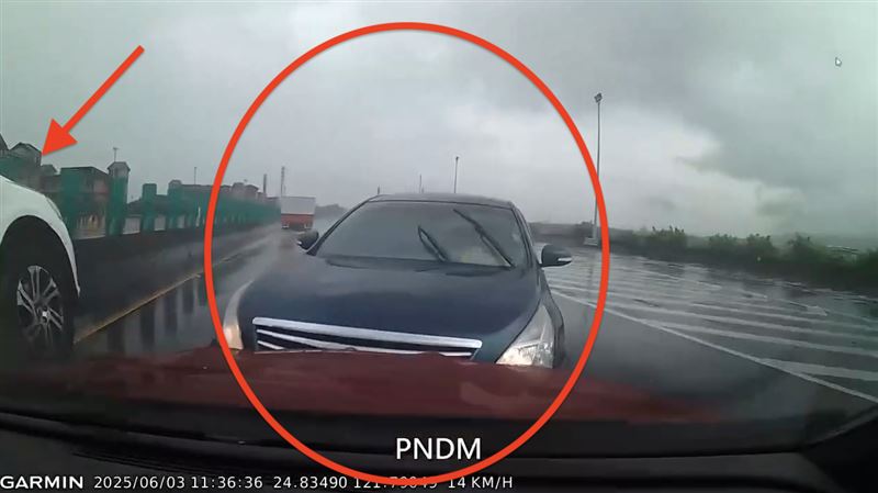 黃翁一路逆向跨越車道，造成3車車禍。（圖／翻攝畫面）