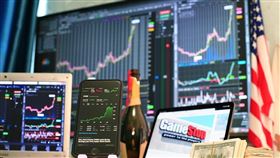 ▲▲台股六月開局受利空打擊，盤中重挫逾400點跌破21,000關卡，法人趁台股回檔積極布局，散戶觀望氣氛仍未完全消散，市值型ETF貼近基本面，震盪市況中更受穩健型投資人青睞。（示意圖／PIXABAY）