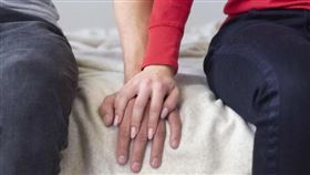 ▲女網友爆料前男友為了內推進入台積電，竟瘋狂約科技女吃飯、上床。（示意圖 photoAC）