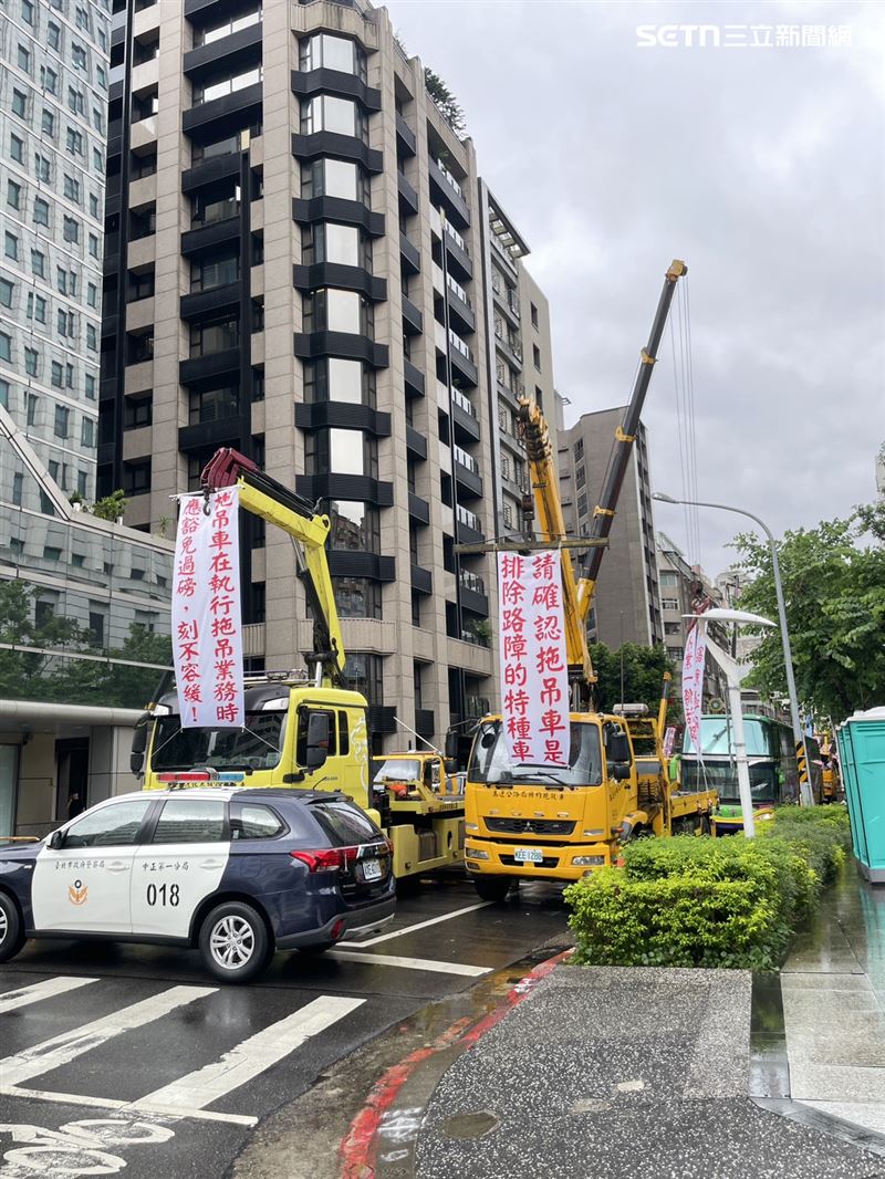 拖吊車業者掛上白布條,要求「撤銷不法罰單」。(圖/日勝拖吊提供)