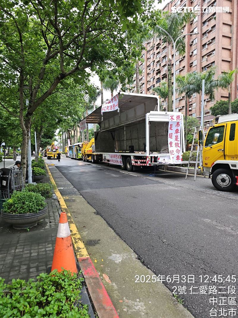 業者認為,在執行勤務時,不應該將拖吊的車子也算在過磅中,致拖吊車「超載」。(圖/日勝拖吊提供)