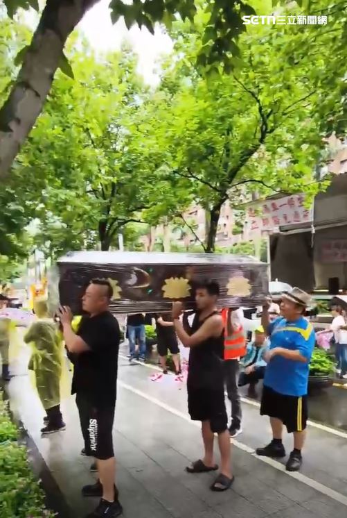 幾位壯漢把棺材抬進交通部廣場。（圖／業者提供）