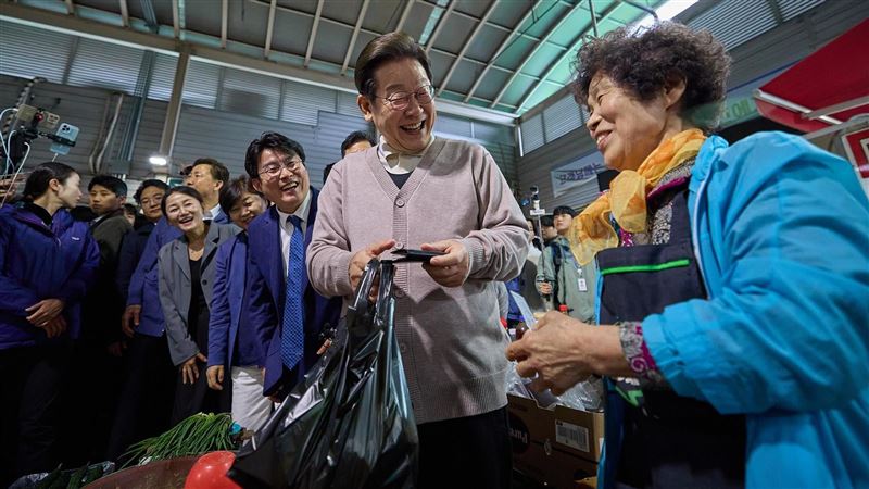 南韓總統大選熱,共同民主黨李在明封關前民調維持領先。(圖/翻攝自李在明官方臉書)