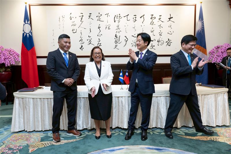 賴清德總統今(3)日在總統府與馬紹爾群島總統海妮進行雙邊會晤暨見證兩國簽署體育交流合作意向書及獎助學金基金備忘錄。(圖/總統府提供)