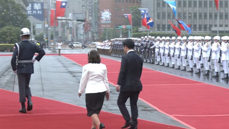 總統賴清德主持軍禮迎接馬紹爾群島海妮總統伉儷訪團,儀式進行中途突遇雨,但依照軍禮慣例沒有撐傘。(圖/翻攝畫面)