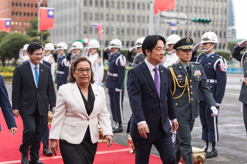 總統賴清德主持軍禮迎接馬紹爾群島海妮總統伉儷訪團,儀式開始時尚未有雨。(圖/總統府提供)