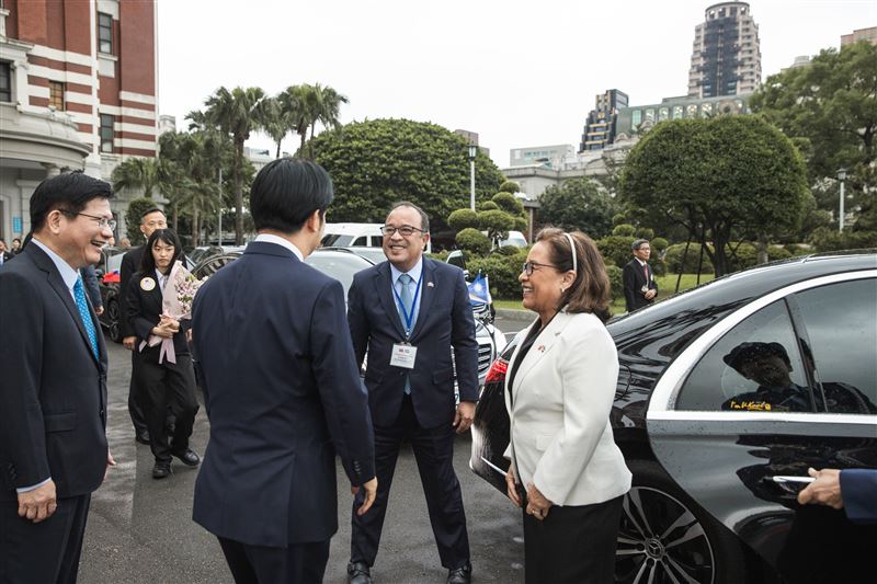 總統賴清德主持軍禮迎接馬紹爾群島海妮總統伉儷訪團,儀式開始時尚未有雨。(圖/總統府提供)