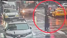 雨衣怪盜全身包緊緊，拿著行李袋在街頭趴趴走，全案目前仍在持續追查中。（圖／翻攝畫面）