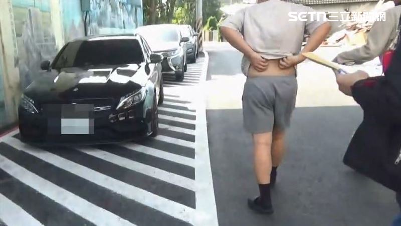 主嫌張男看到員警上門十分淡定,邊走路邊掀衣抓癢。(圖/翻攝畫面)