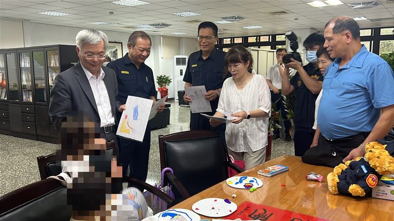 張榮興前往土城分局慰問並與劉宗鑫遺孀碰面。(圖/翻攝畫面)