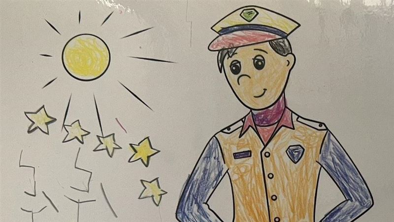 警所長遭毒蟲拖行殉職…幼女一幅畫惹鼻酸