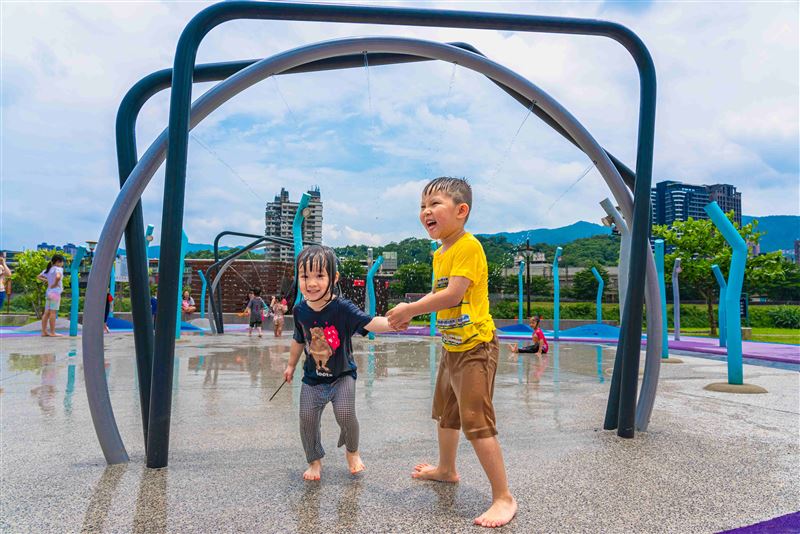 星際水樂園讓汐止區小朋友清涼一夏。(圖/新北市政府水利局提供)