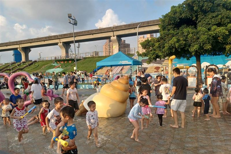 海世界水樂園每年總是吸引大批玩水民眾。(圖/新北市政府水利局提供)