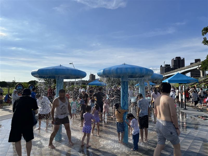 海世界水樂園玩水民眾絡繹不絕。(圖/新北市政府水利局提供)