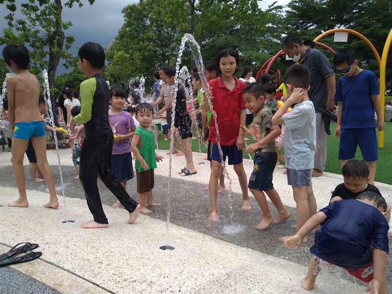 陽光遊戲場水樂園讓小朋友開心。(圖/新北市政府水利局提供)