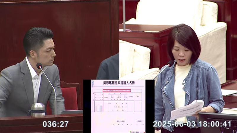 蔣萬安查看簡舒培提供的文件。(圖/台北市議會直播)