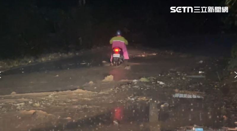大王村周邊道路幾乎被泥流淹沒