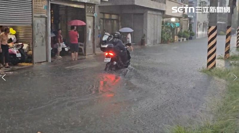 台南灣裡積水深達20公分。（圖／翻攝畫面）